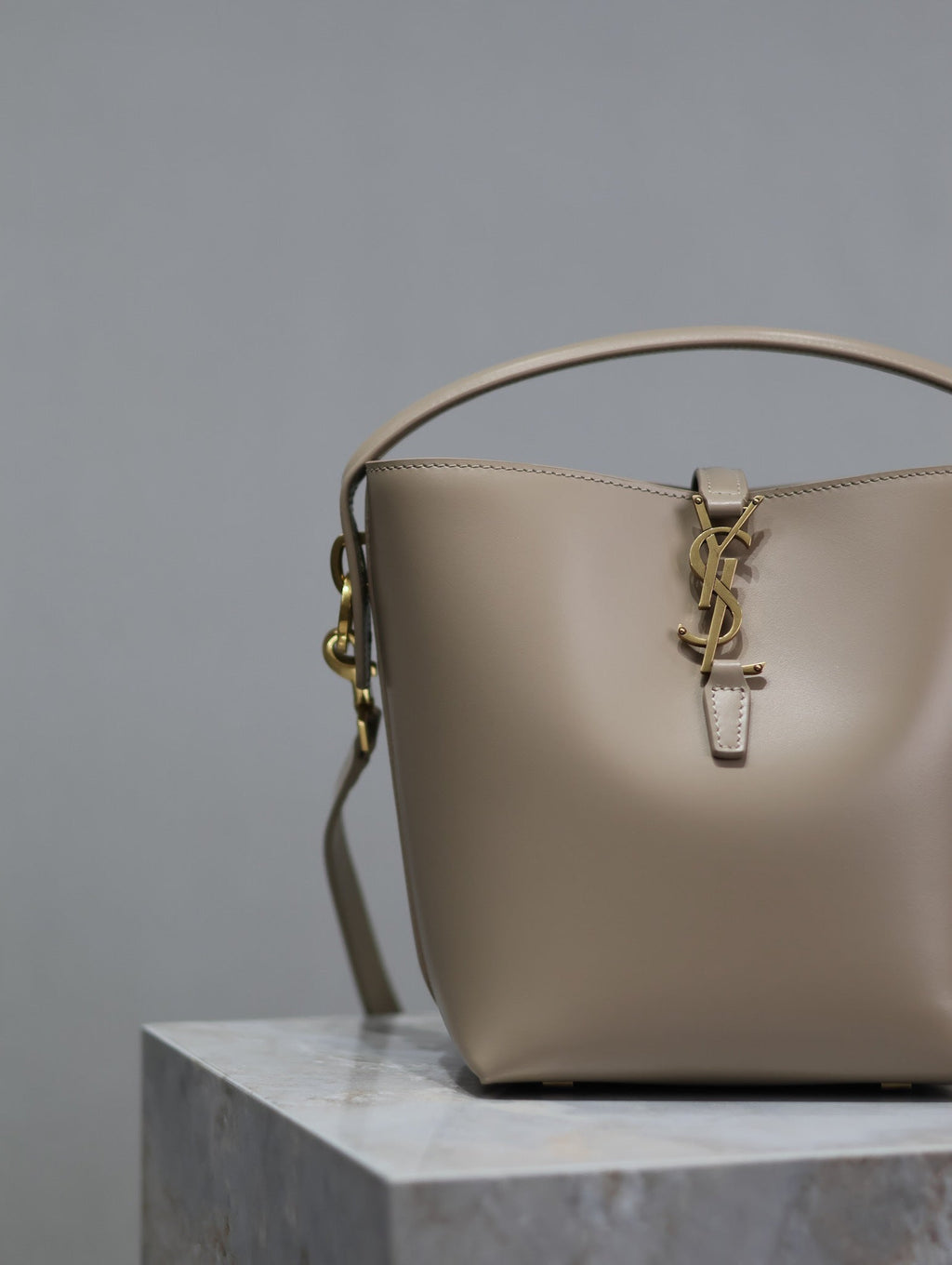 YSL 25S LE 37 BUCKET 20 IN BEIGE CALFSKIN GOLD HARDWRE