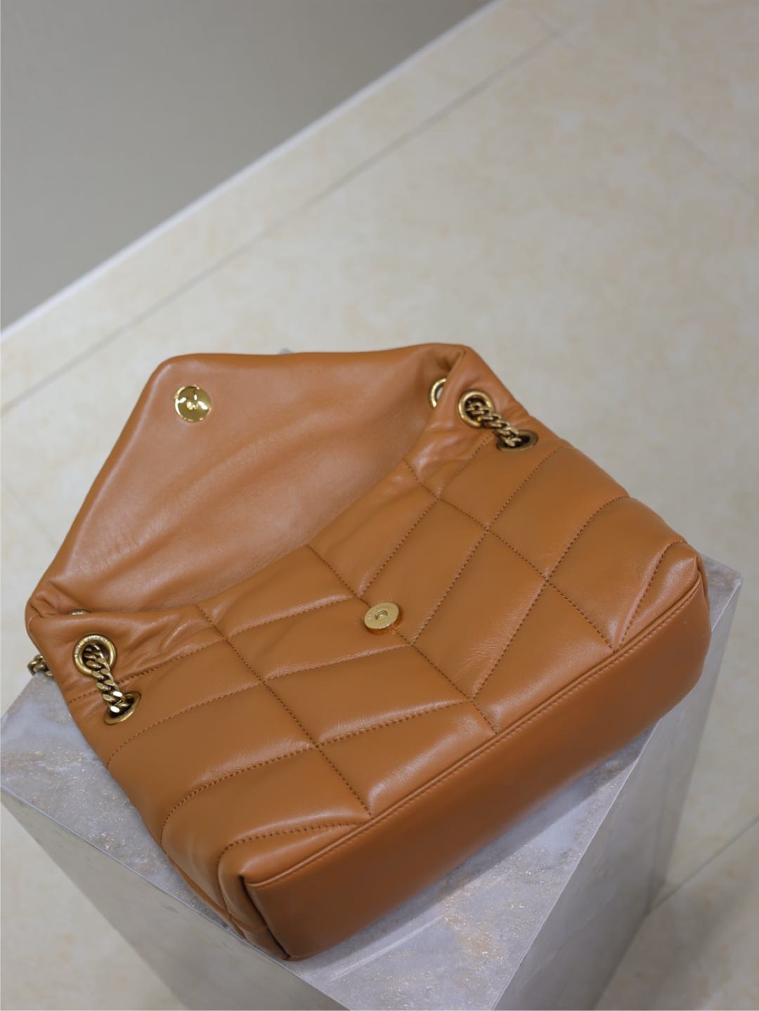 YSL 25S LOULOU PUFFER MM 29 IN CARAMEL CALFSKIN GOLD HARDWARE